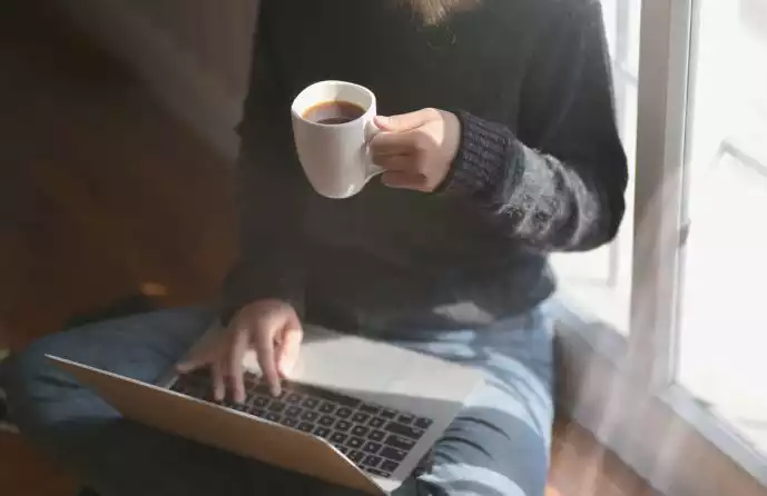 Positive Psychologie der Neujahrsvorsätze Laptop arbeiten und Kaffee
