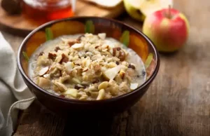 Warmes Bircher-Müsli mit Haferflocken, Äpfeln und Walnüssen