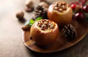 Gebackene Äpfel mit Zimt, Walnüssen und Rosinen