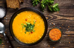 Rote Linsensuppe mit Gemüse und Gewürzen in einer Schale